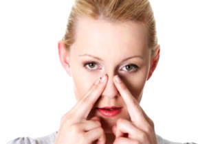 Масло можно наносить на слизистую носа, тем самым воспрепятствовать развитию простуды Применение наружно