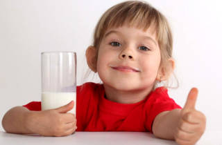 Для детей подойдет лекарство из теплого молока с чайной ложкой масла Масло детям