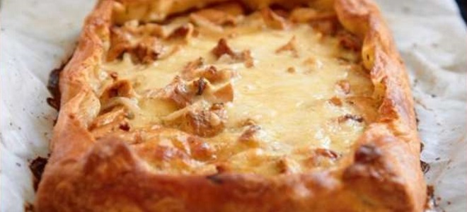 пирог из слоеного теста с грибами