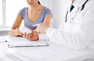 Препараты для лечения горла кормящей маме должен назначать врач Препараты для лечения горла во время кормления грудью