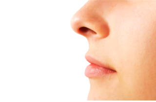 Слизистая оболочка носа пронизана кучей капилляров, которые могут лопаться при малейшей травме носа Причины крови из носа