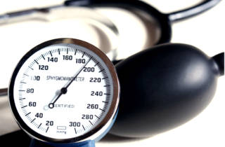 Постоянно высокое давление может быть следствием такой болезни, как артериальная гипертензия Высокое давление