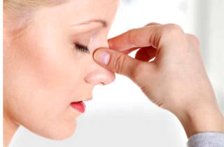 Чтобы быстрее остановить кровь, необходимо сесть на стул, опустить голову и немного зажать пальцами переносицу Как помощь