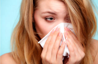 При носовом кровотечении нельзя высмаркивать нос, так как могут выйти сгустки крови, что уже образовались Что не надо делать