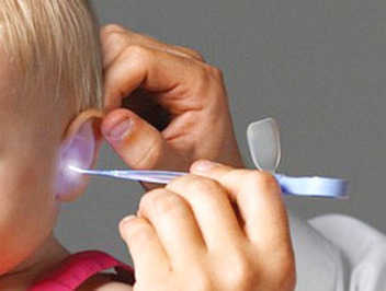 На приеме у врача Детальный осмотр уха