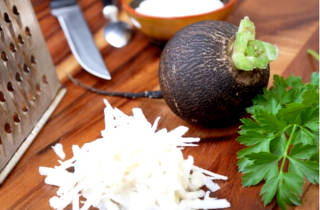 Быстрый рецепт от кашля - натереть редьку, отжать сок и добавить меда Редька на терке