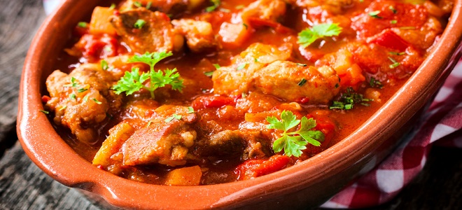 Гуляш из курицы в мультиварке