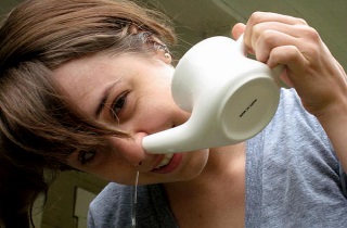 Промывание носа - это самый первый метод домашнего лечения фронтита Как правильно лечить фронтит в домашних условиях