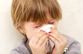 Главным симптомом синусита является не проходящий насморк Симптомы синусита у детей