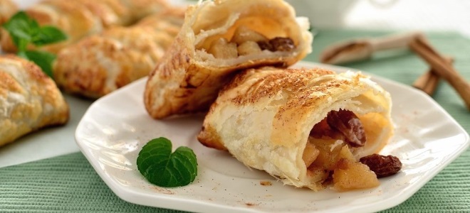 слоеные пирожки с яблоками