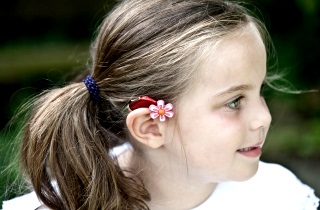 Заушный аппарат крепится за ухом с помощью специальной дуги Заушные слуховые аппараты