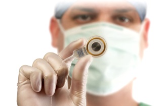 Имплантируемый аппарат вживляют в череп человека Слуховые импланты