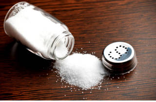 Существенно облегчит состояние больного полоскания горла солью Соль для лечения