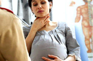 Полоскание - безвредный способ лечения, поэтому рекомендуется использовать беременным и детям Полоскание горла беременным