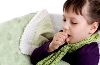 Причиной сухого кашля у ребенка может быть как простая вирусная болезнь, так и более серьезная Причины появления