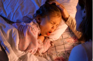 При коклюше кашель носит приступообразный характер, и усиливается ночью, нарушая сон ребенка Кашель при коклюше