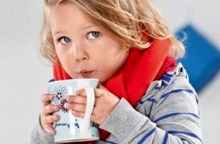 Для облегчения приступа кашля ребенку нужно давать теплое питье Средства для лечения сухого кашля у детей