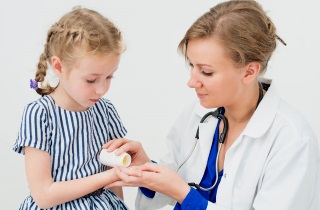 Чем старше ребенок, тем больше препаратов подходят для его лечения Как правильно лечить сухой кашель