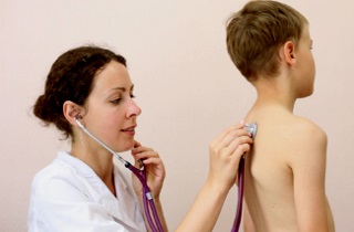 Лечение кашля нужно проводить, только после обследования у врача Препараты для лечения сухого кашля у ребенка