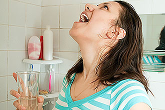 Полоскание горла антисептическим раствором Антибиотикотерия