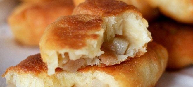 жареные пирожки с яблоками из дрожжевого теста
